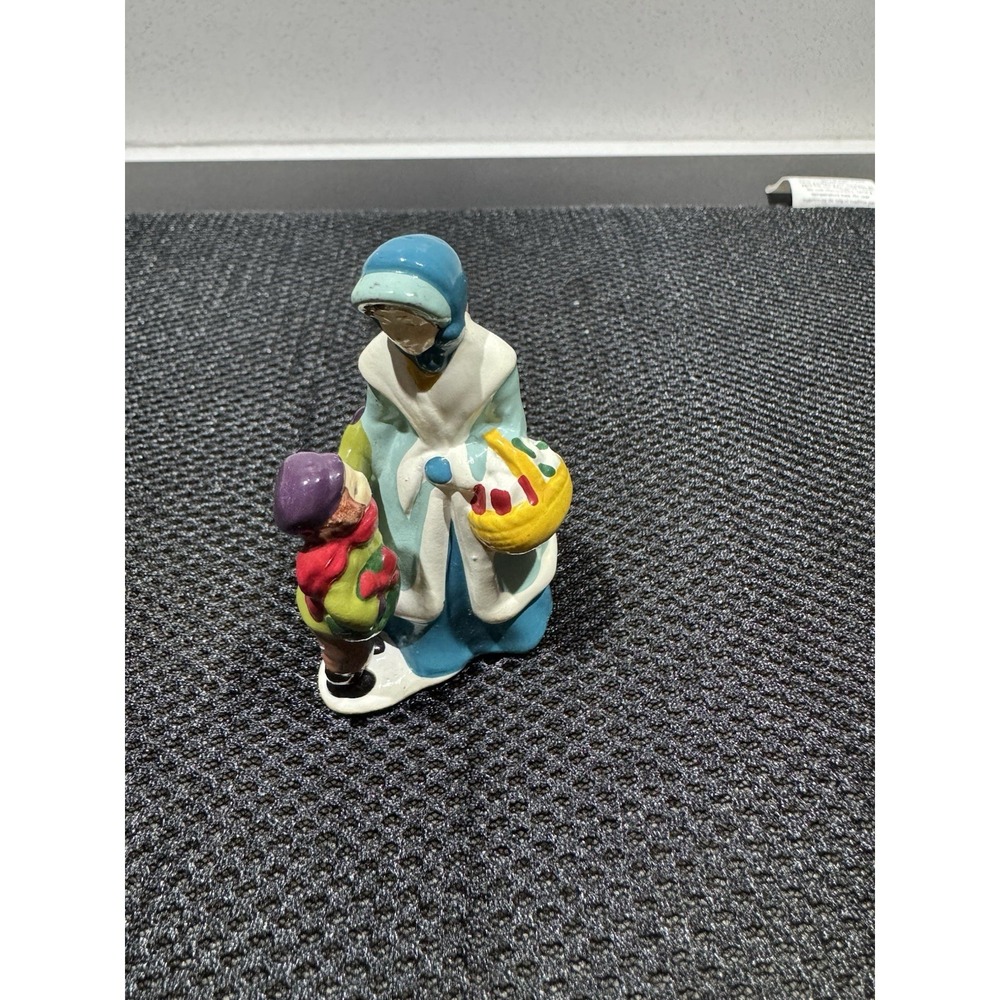 Avon McConnell's Corners Christmas Town Shoppers 1982 Mother & Son Figurine Mint